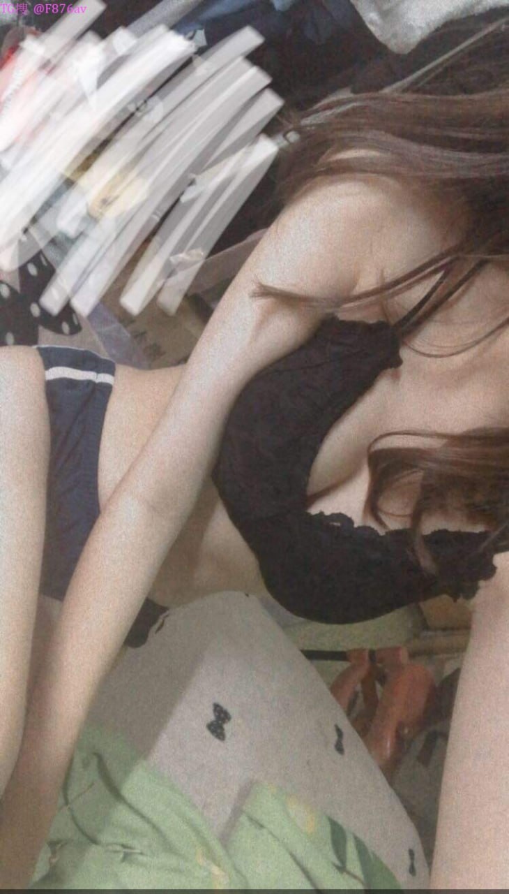 Diễn giải cốt truyện sườn xám ~ Bộ ngực lớn đầy đặn của cô kỹ thuật viên đẩy ngực cho khách hàng, để lộ mặt, thổi kèn, đeo vòng ngực, liếm núm vú, thủ dâm và quan hệ tình dục không dùng bao cao su...