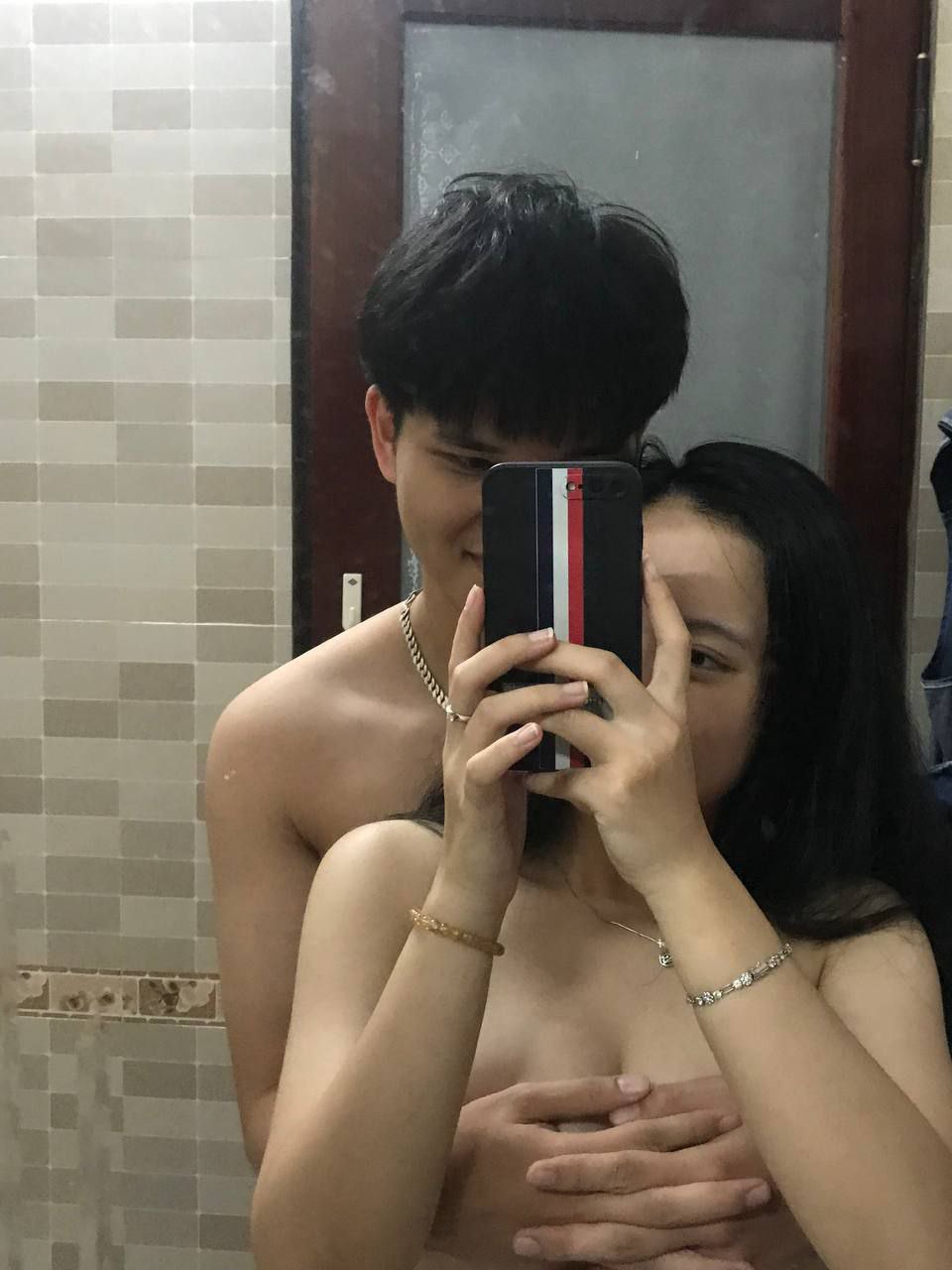 Lần đầu tiên lột đồ cô bạn gái, tôi bất ngờ trước cơ thể tuyệt đẹp của cô ấy